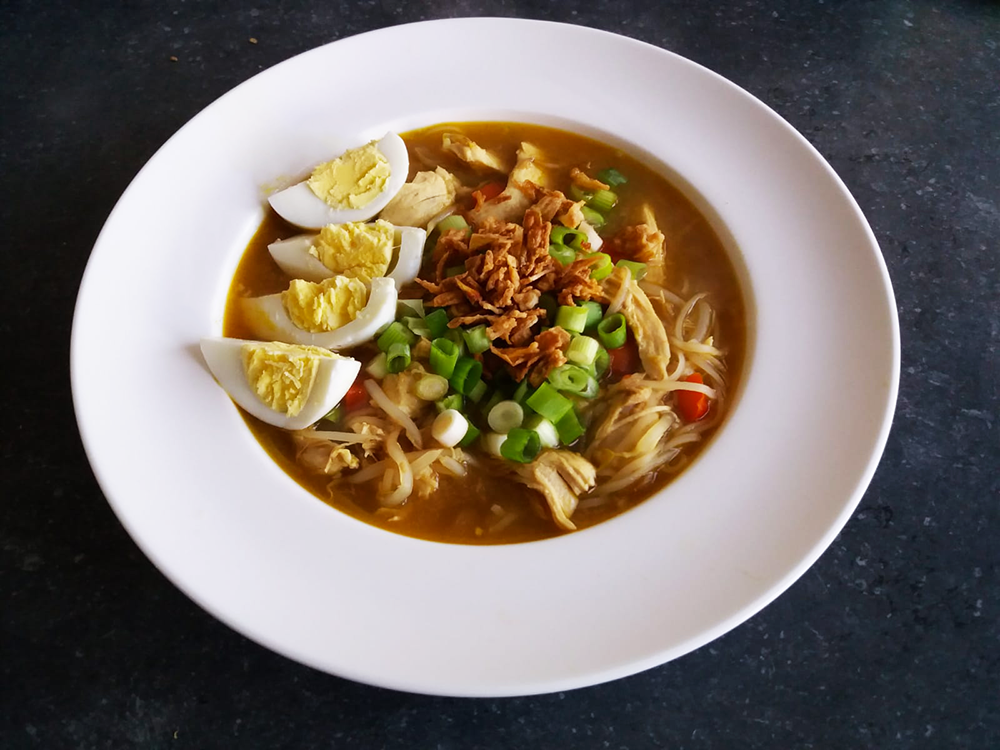 indonesische kippensoep (soto ajam)